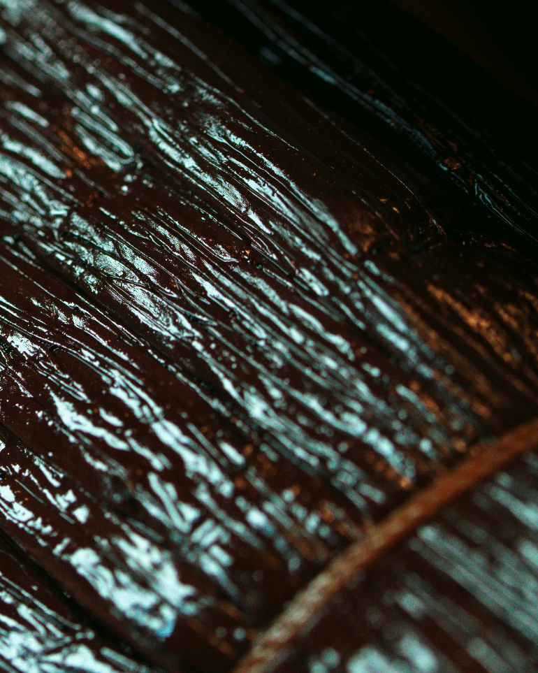 Détail texturé de gousses de vanille Bourbon entassées