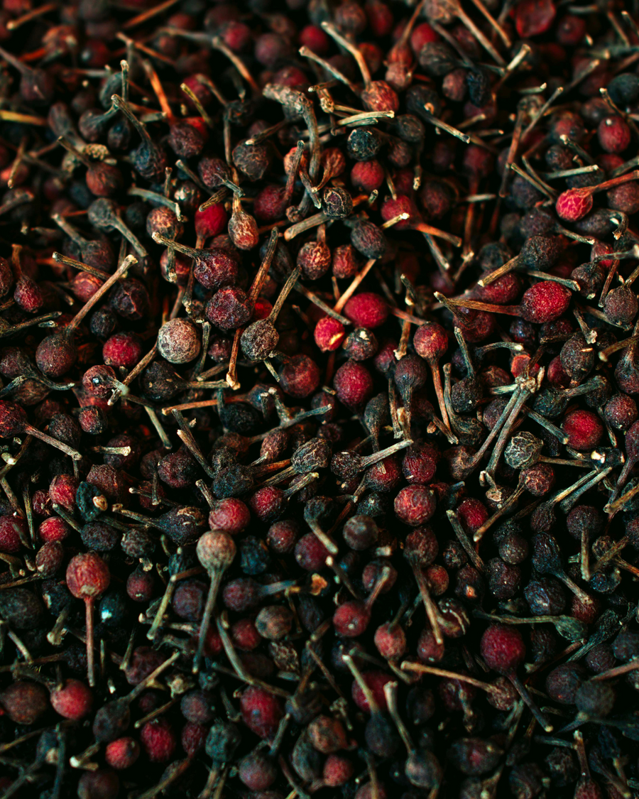 Gros plan de grains de poivre sauvage Voatsiperifery